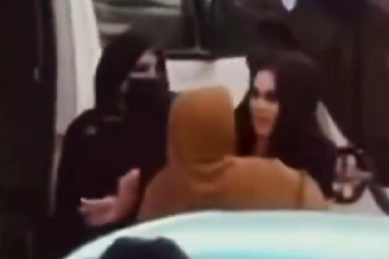 VIDEO Talibani privode žene po Kabulu. Snimljeno kako ih guraju u kombi