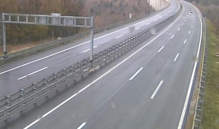 HAK: Olujni vjetar na A6 stvara probleme u prometu