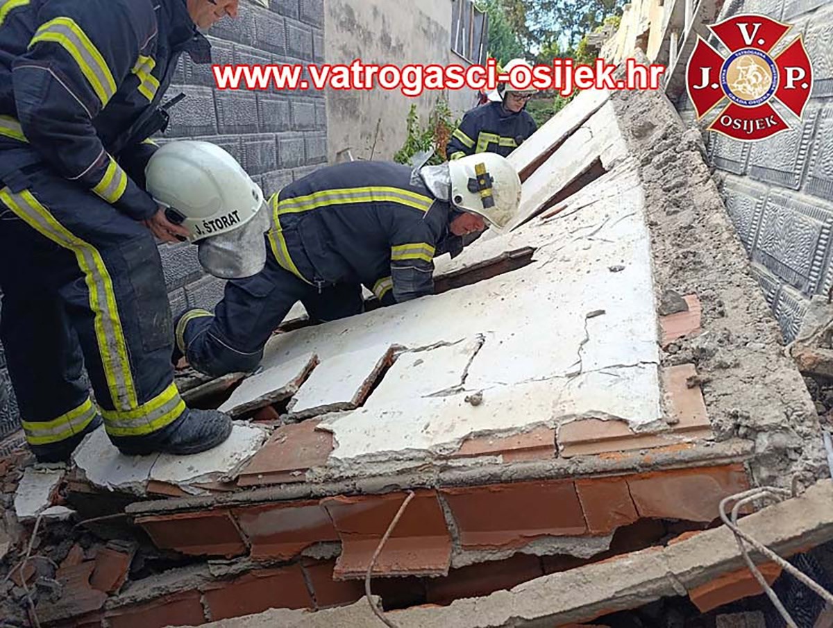 FOTO Vatrogasci u Osijeku spašavali dva radnika koje je prignječio zid