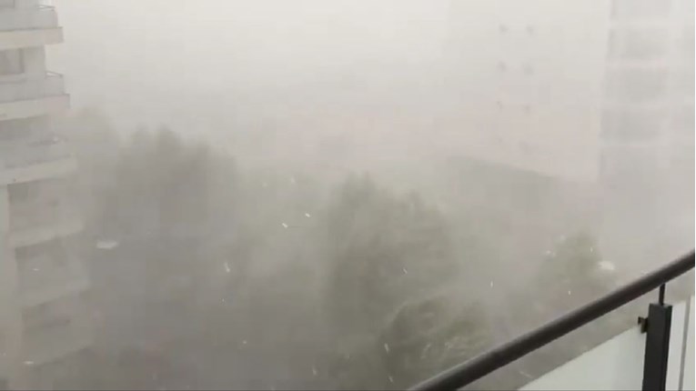 VIDEO Ogromna oluja u Bukureštu: Vjetar čupao stabla i krovove, poginula žena