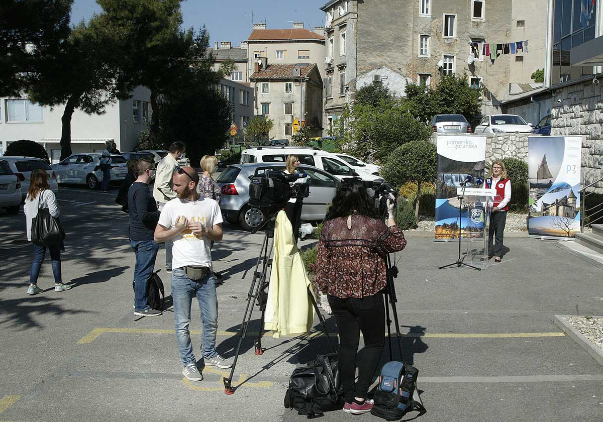 Riječki stožer preporučio nošenje zaštitnih maski u zatvorenim javnim prostorima