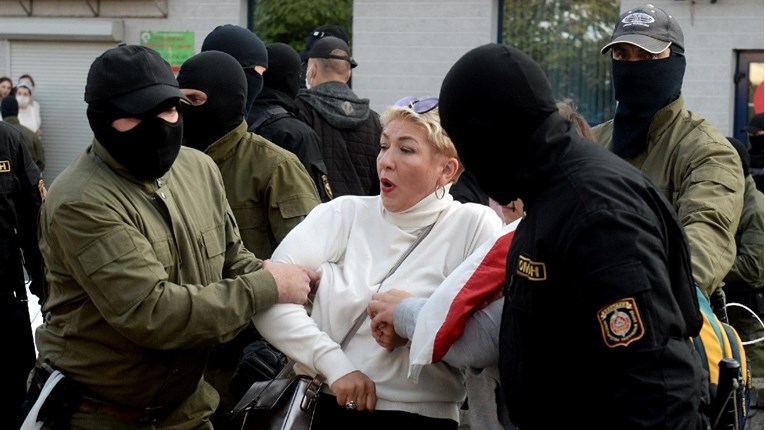 U Minsku se uhićuju prosvjednici, na ulicama je policija u uniformama i fantomkama