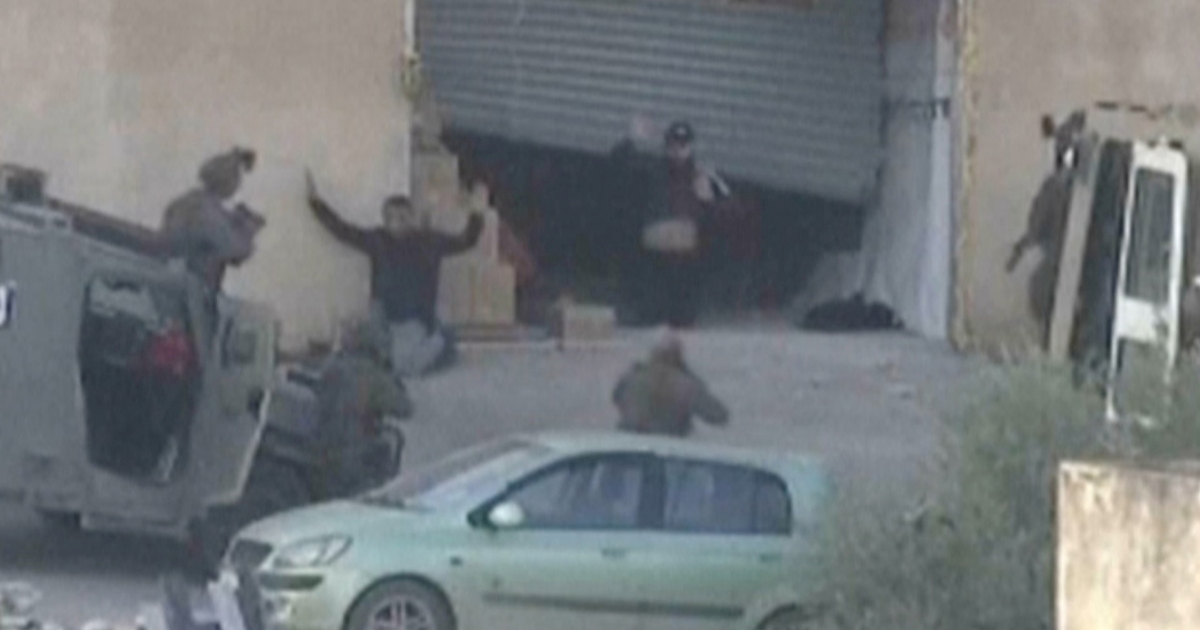 Snimka prikazuje izraelske vojnike kako ubijaju Palestince nakon predaje