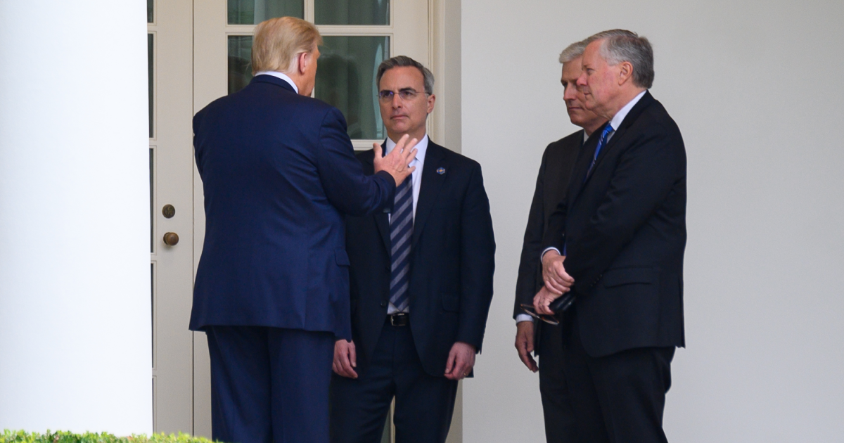 Odvjetnik Bijele kuće i Trumpov bliski savjetnik razmišlja o ostavci