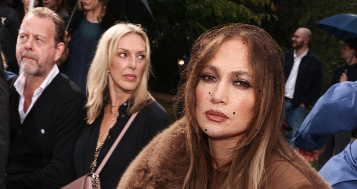 J. Lo zamolili da sklopi kišobran na reviji, sjedila bijesna u prvom redu i kisla