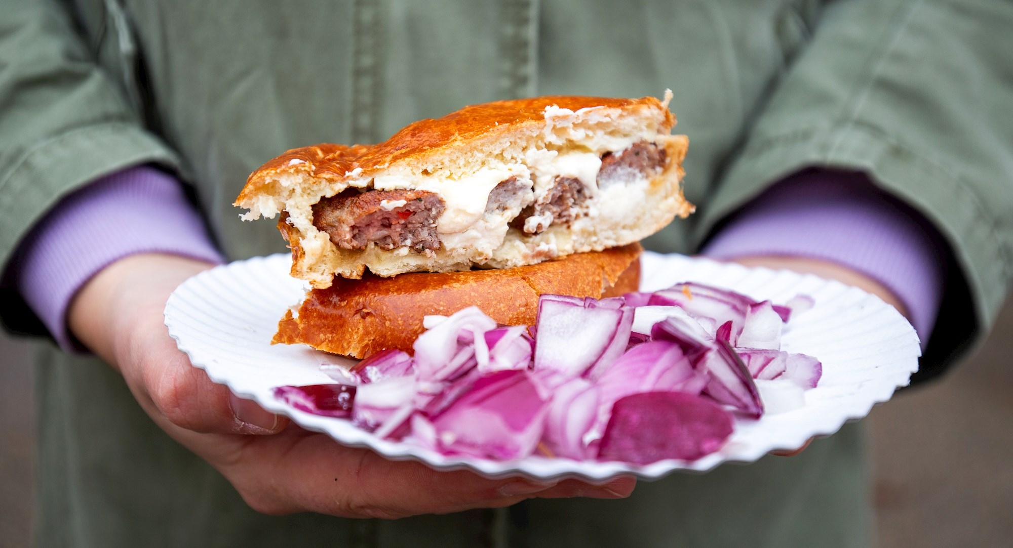 Advent u Zagrebu upravo je dobio teški hit - brioche punjen ćevapima i kajmakom