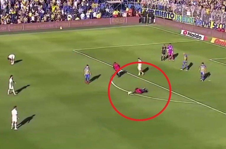 Pas prekinuo utakmicu u Argentini. Pogledajte koliko je muke zadao zaštitarima