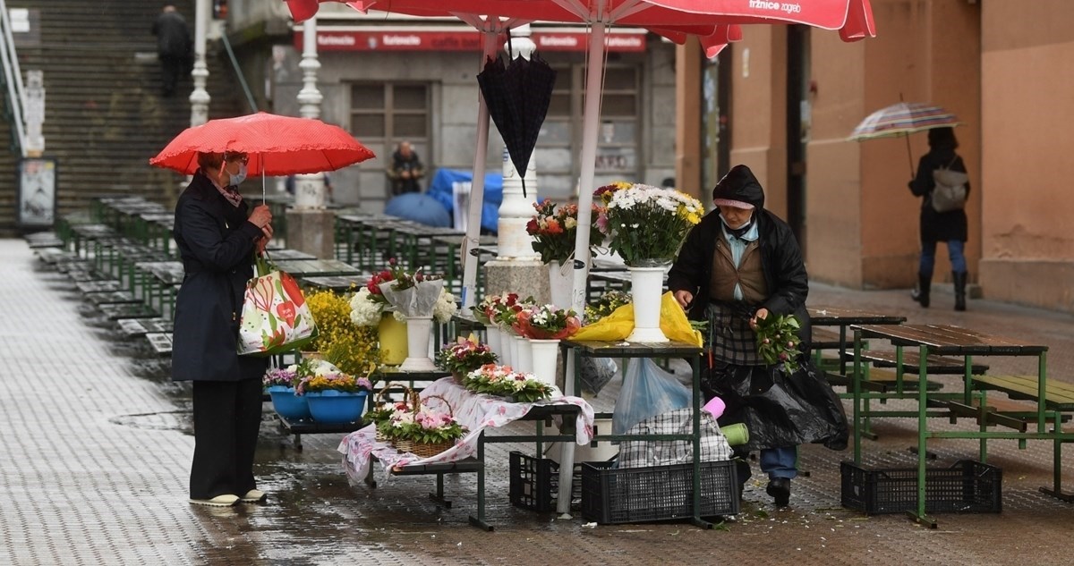 Usamljena baka s cvijećem privukla pozornost na Trgu bana Jelačića