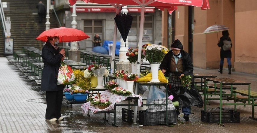 Usamljena baka s cvijećem privukla pozornost na Trgu bana Jelačića