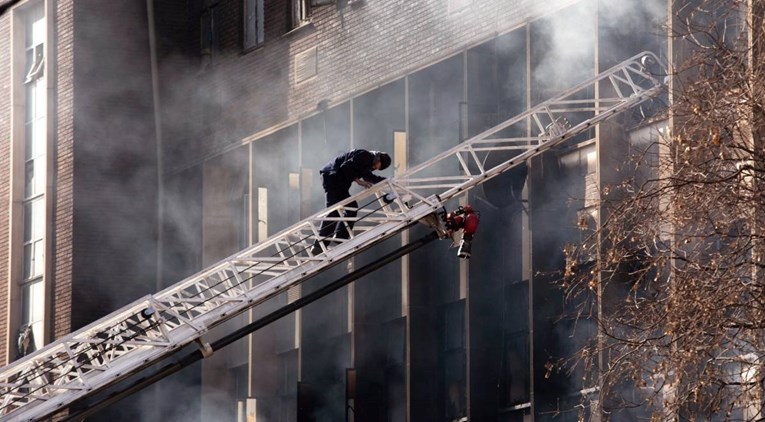 Najmanje 74 mrtvih u požaru zgrade u Johannesburgu, među njima 12 djece