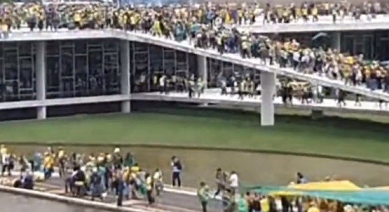 Tisuće pristaša desničara Bolsonara upale u brazilski kongres. Traju ogromni sukobi