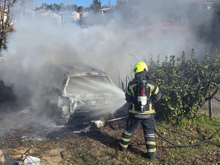 FOTO Jutros izgorio auto na Krku. Bio je parkiran u dvorištu kuće