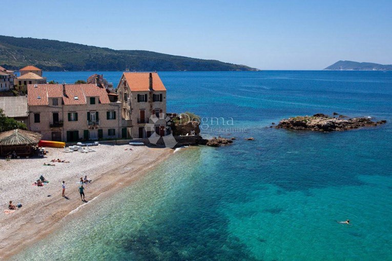 Doslovno prvi red do mora: Prodaje se kamena kuća na plaži u Komiži