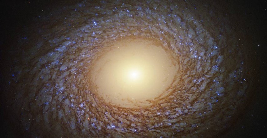 Svemirski teleskop Hubble snimio neobičnu galaksiju sa sablasnim središtem