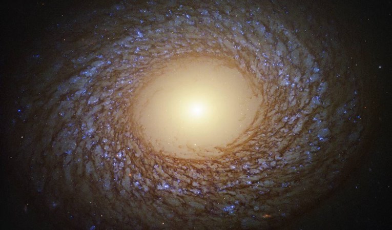 Svemirski teleskop Hubble snimio neobičnu galaksiju sa sablasnim središtem