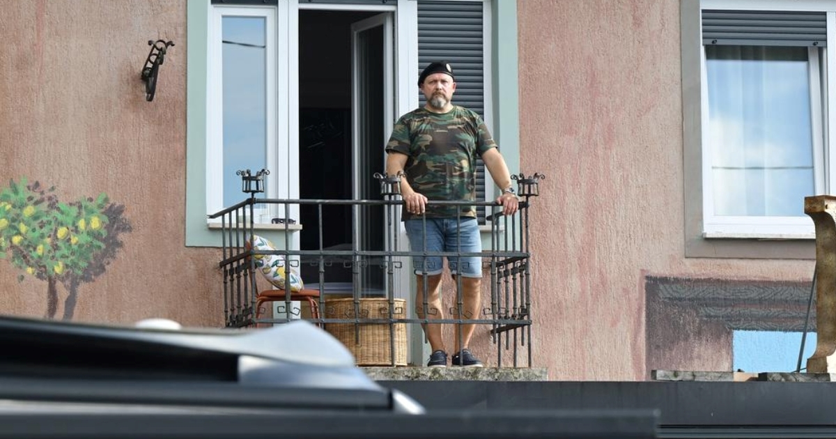 S balkona, s drveća... Pogledajte odakle su sve građani pratili mimohod