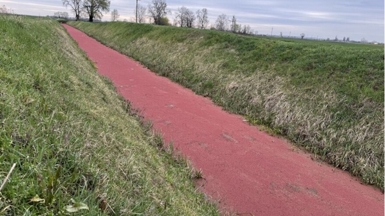 FOTO Ovo je kanal u Baranji. Profesorica objasnila zbog čega je promijenio boju