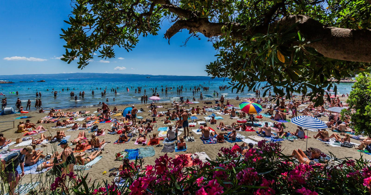 FOTO Splitske Bačvice pune su kupača, velika je gužva na plaži