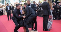 Žena upala na crveni tepih u Cannesu, prosvjedovala protiv silovanja u Ukrajini