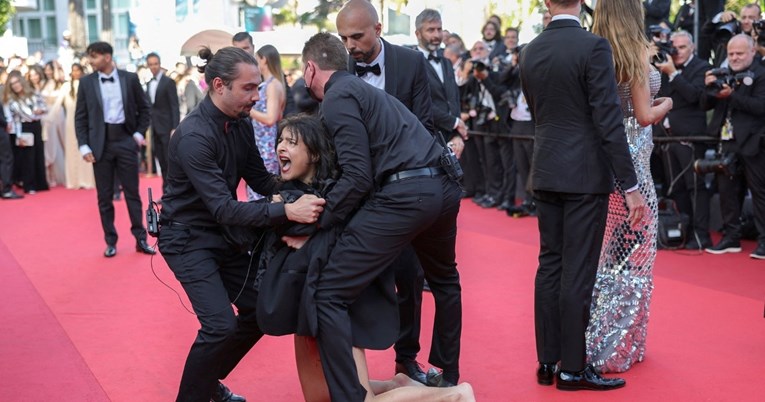 Prosvjednica upala na crveni tepih u Cannesu, poslala poruku: Prestanite nas silovati