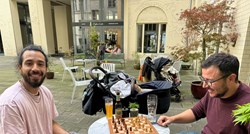 Dok Berlin čeka utakmicu, dva Juana se zabavljaju uz šah