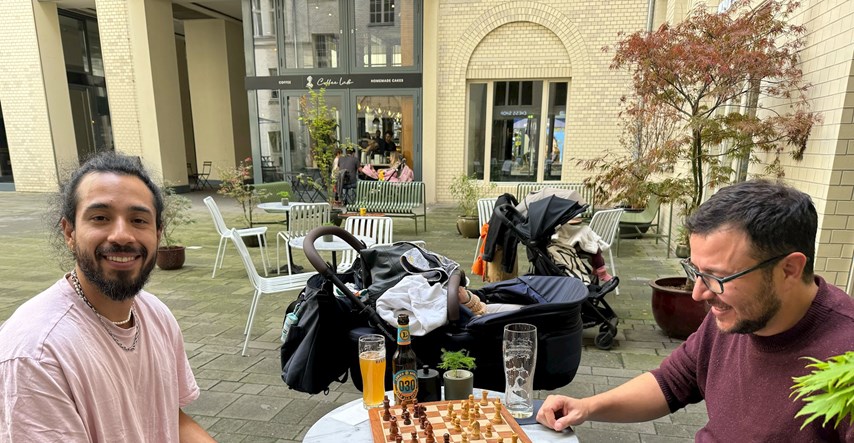 Dok Berlin čeka utakmicu, dva Juana se zabavljaju uz šah