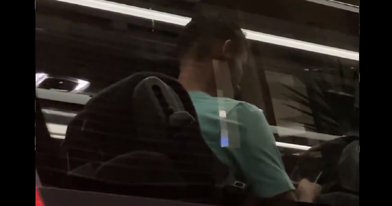 Pojavila se snimka. Pogledajte što Ronaldo gleda na mobitelu nakon rušenja rekorda