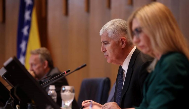 BiH odobrila godišnji proračun, političarima povećane plaće