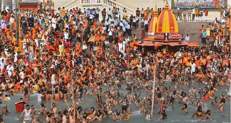 Milijuni Indijaca će unatoč koroni na ritualno kupanje u Gangesu