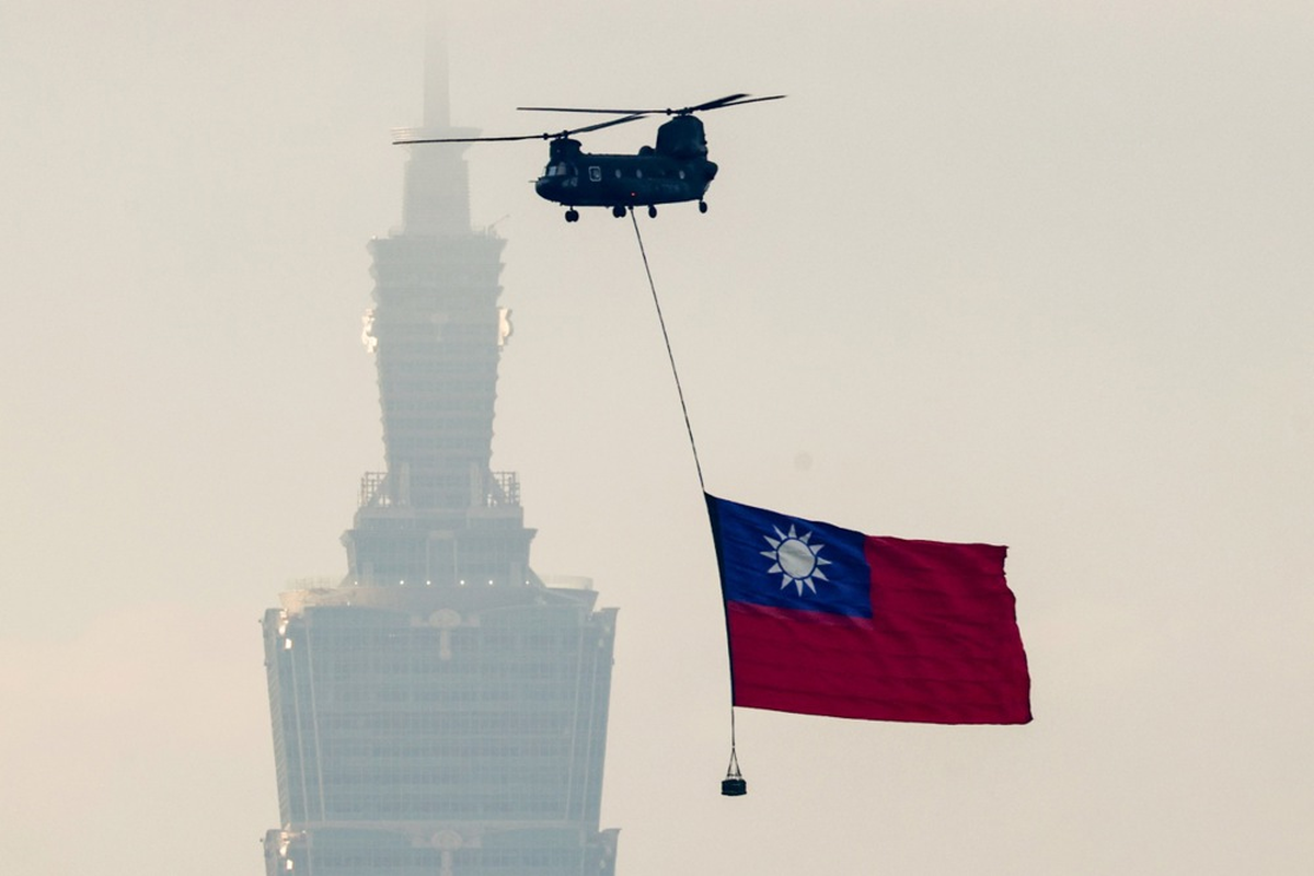 Helikopter nosi golemu zastavu iznad Taipeija. Tajvan šalje poruku Kini