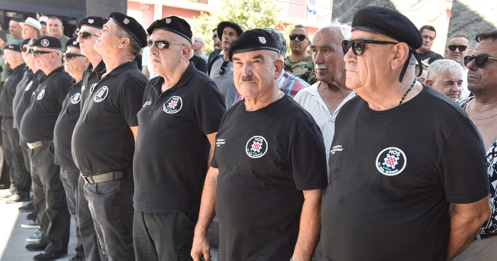 VIDEO HOS-ovci i Skejo u Kninu vikali "Za dom spremni"