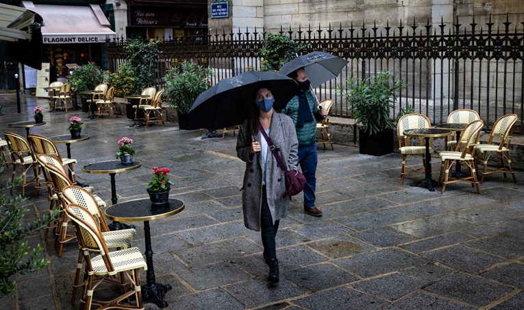 Pariz uvodi djelomični lockdown, od utorka zatvoreni kafići, strože mjere restoranima