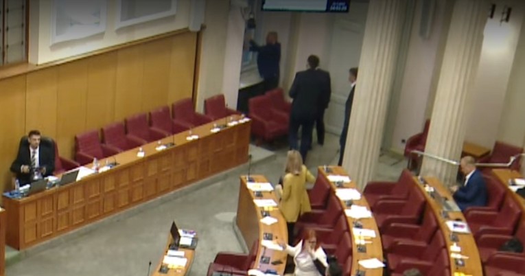 Voda probila u sabornicu: "Zatvorite prozor"