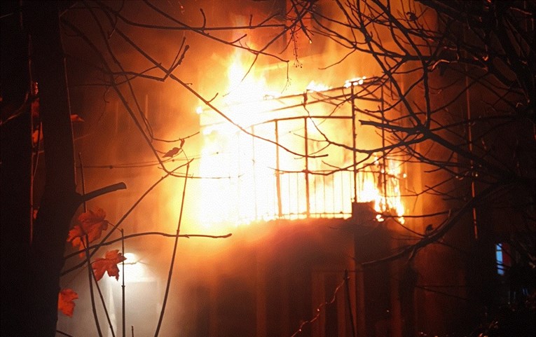 VIDEO Veliki požar na zagrebačkoj Trešnjevci, gorjela kuća
