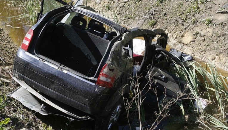 Dvoje mrtvih u Udbini, jurili u autu s puknutom gumom. Vozač nije imao dozvolu