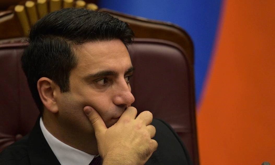 Šef armenskog parlamenta pljunuo pješaka u lice pa se ispričao
