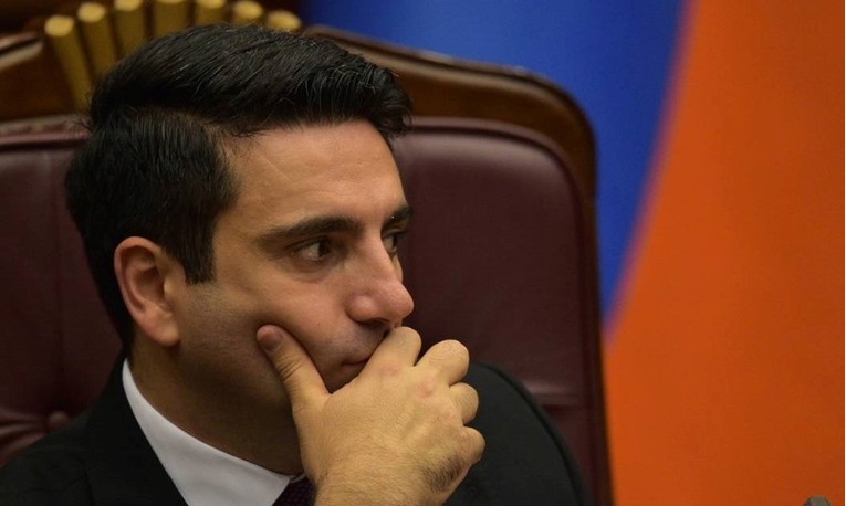 Šef armenskog parlamenta naredio tjelohraniteljima da zgrabe pješaka pa ga pljunuo