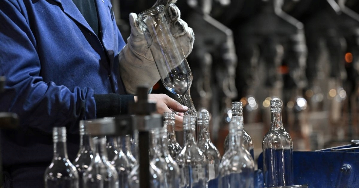 Test u Francuskoj: Više mikroplastike u pićima u staklenim bocama nego u plastičnim