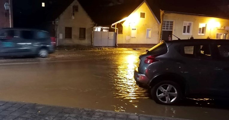 U Varaždinu puknula cijev, dio ulice pod vodom