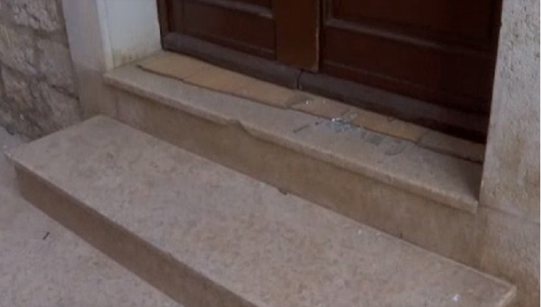 U Rovinju huligani razbili vrata kineske trgovine