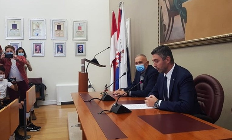 Gradonačelnik Dubrovnika prozvao investitora na presici, čitao poruke
