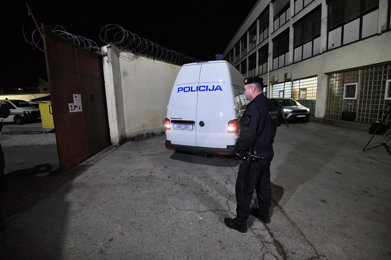 Djevojka (25) zbog pušenja izbačena iz kafića. Ima prijelome ramena i nadlaktice