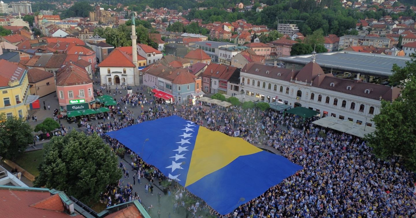 U Tuzli razvijena najveća zastava BiH kao podrška Zmajevima