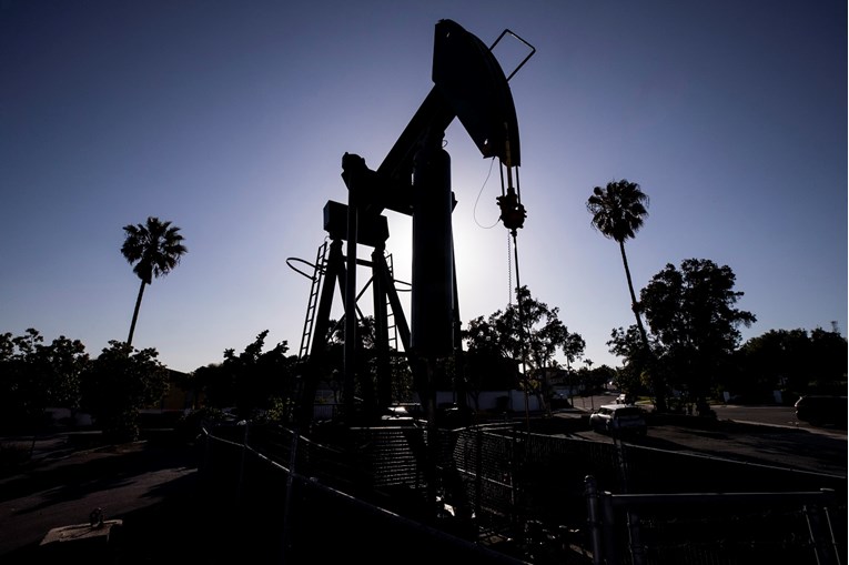 Optimizam zbog otvaranja gospodarstva podigao cijene nafte prema 35 dolara