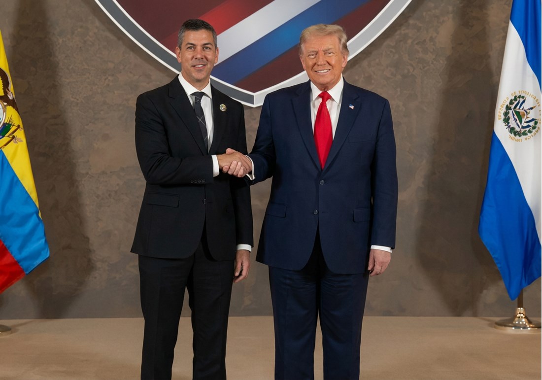 Trump je ponovno hit zbog bizarnog rukovanja, ljudi: "Duboko sramotno i čudno"