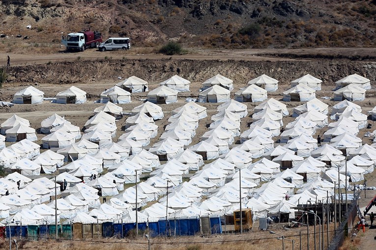 Migranti na Lezbosu odbijaju ući u novi smještaj, žele napustiti otok