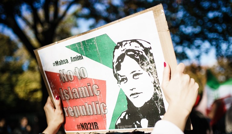 SAD i Britanija uveli nove sankcije Irancima na godišnjicu smrti Mahse Amini