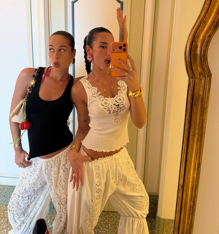 Dua Lipa pokazala kako nositi hlače koje su nekad bile dio donjeg rublja