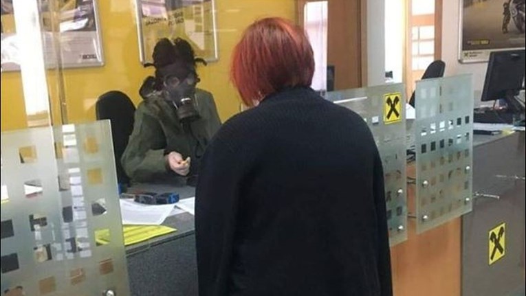 Fotografija iz banke u Hercegovini hit je zbog onoga što djelatnica nosi na glavi