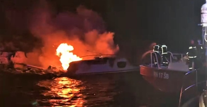 FOTO Izletnički brod skoro udario u stijene, izgorjela jahta duga 17 metara